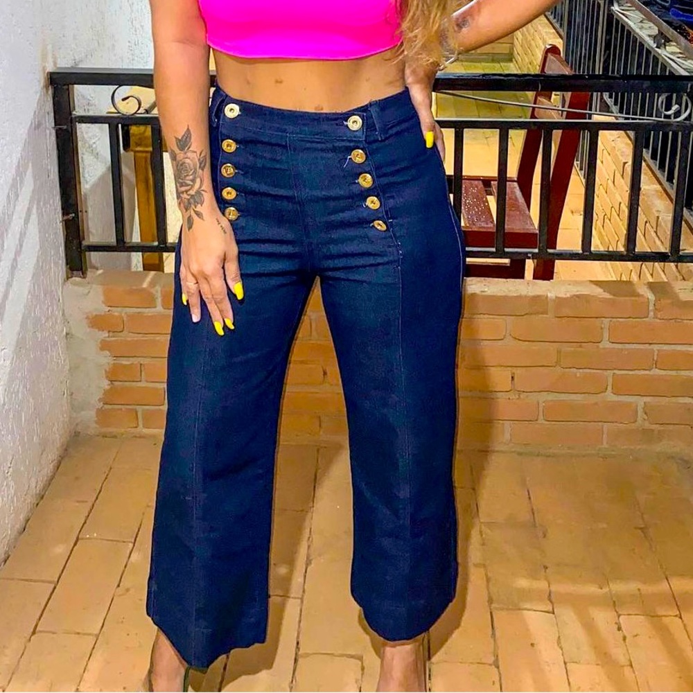 high waisted ankle length jeans, the pants have elastane.